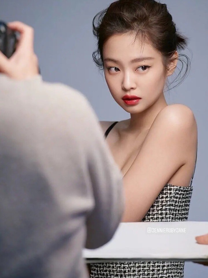 jennie的甜辣风格jennie金智妮是很多人的女神,她独有的甜辣风格也是