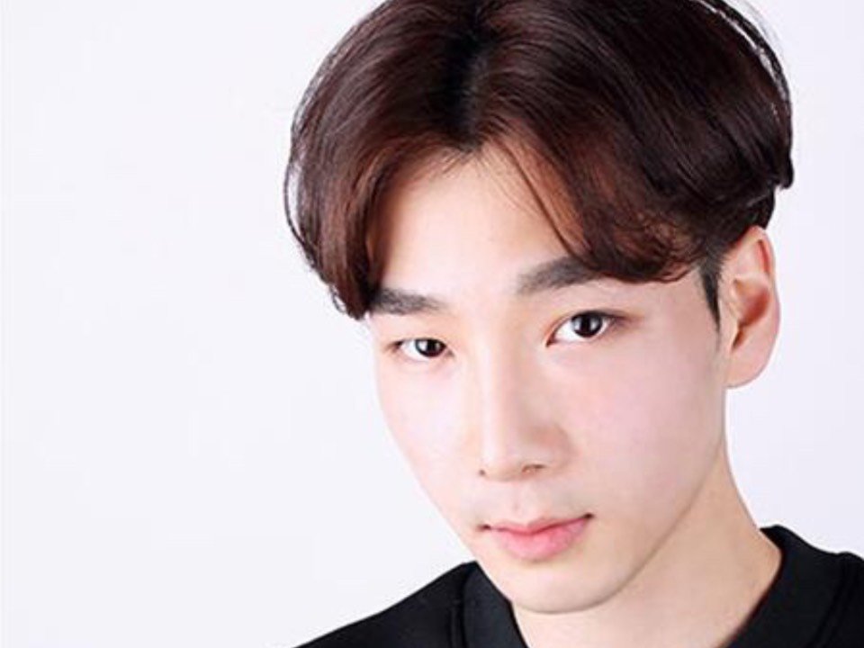 单眼皮男生适合什么样的发型?打造时尚帅气男神