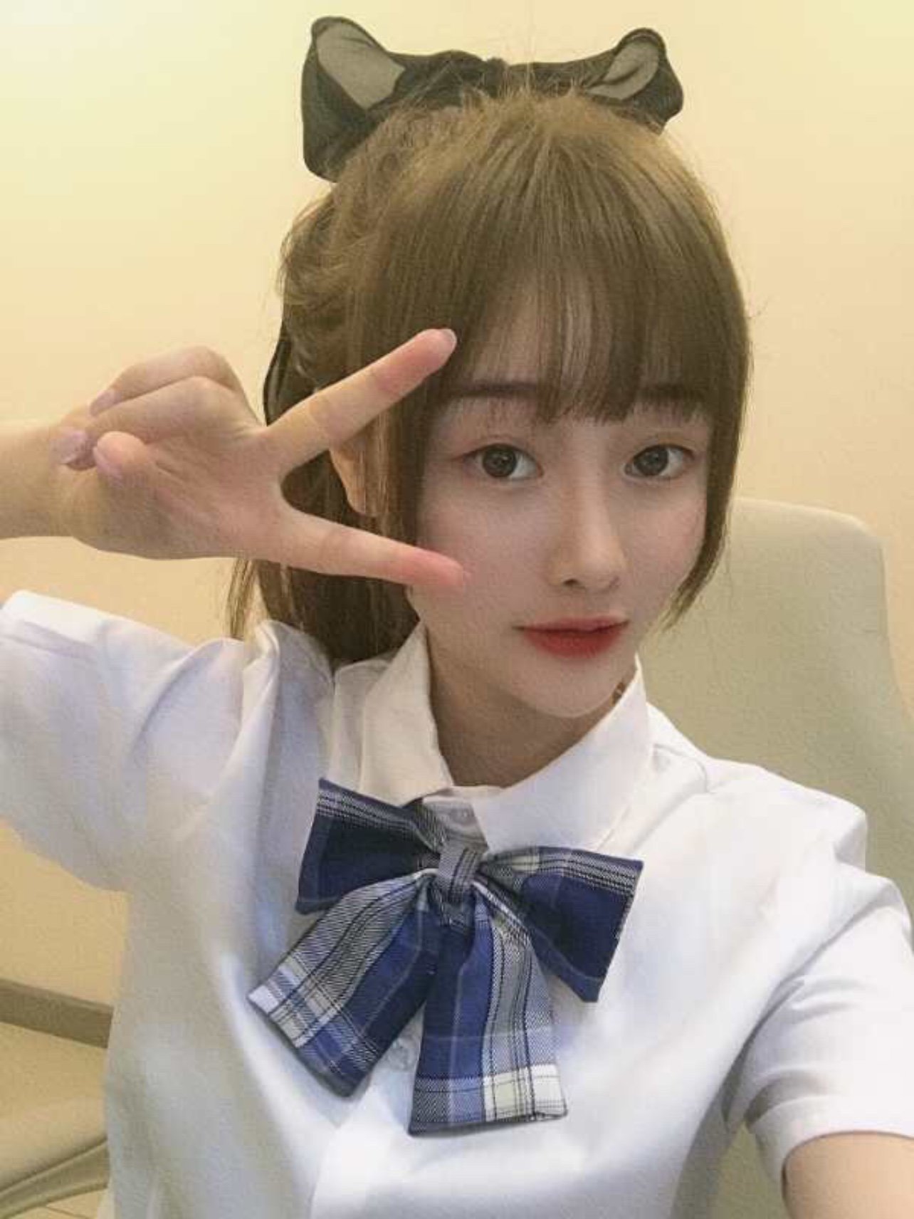 学生妹上线啦……嘻嘻换了发型之后迷上了学生装.看我
