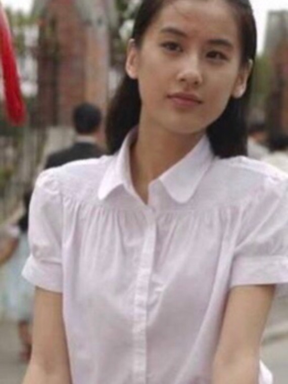最近看"姐姐",黄圣依穿公主裙弹钢琴的样子一下让我想起了《功夫》里