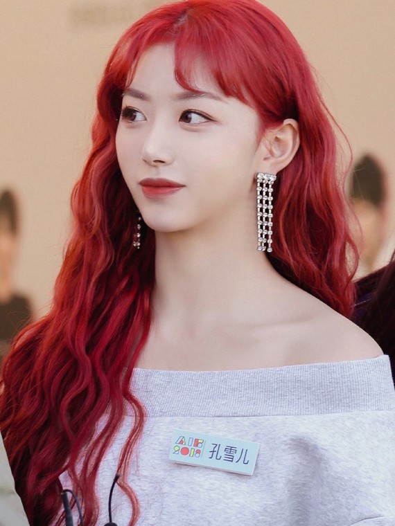 the nine成员孔雪儿,一直是女团脸的代表,不仅长相甜美,而且声音也很