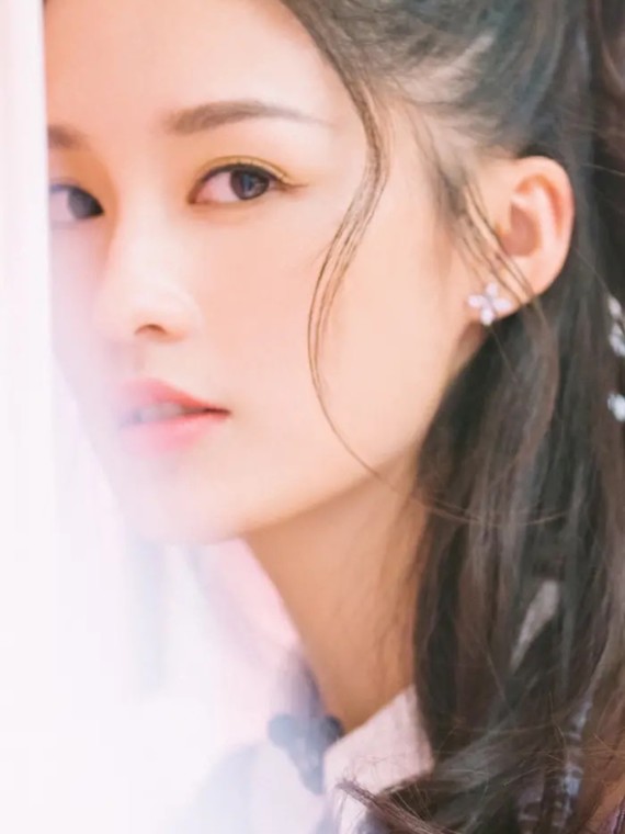 李沁:清冷和英气感并存的方脸美人