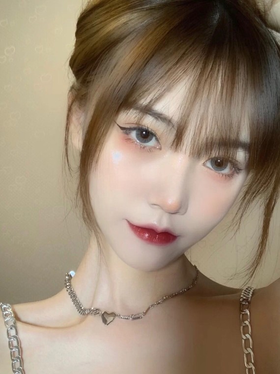 亚裔感高级辣妹妆,穿了一件很辣妹的衣服就是辣妹了.