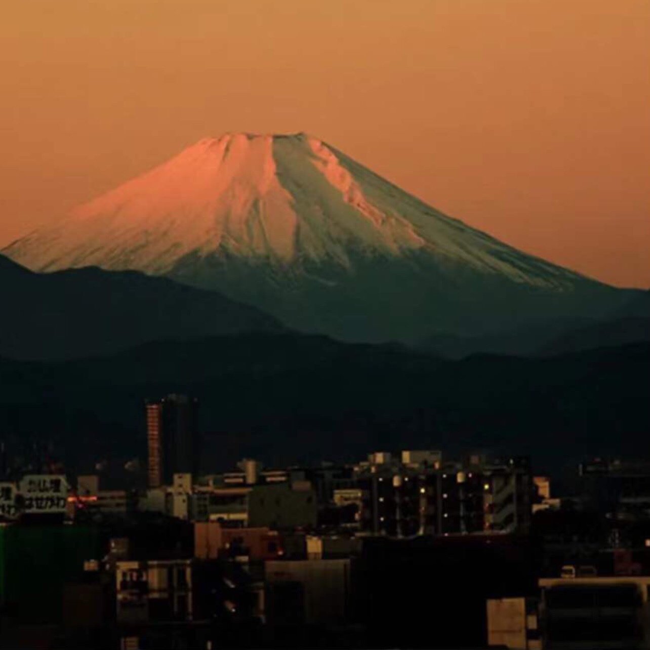 美学读书会夕阳下的富士山有种别样的美丽