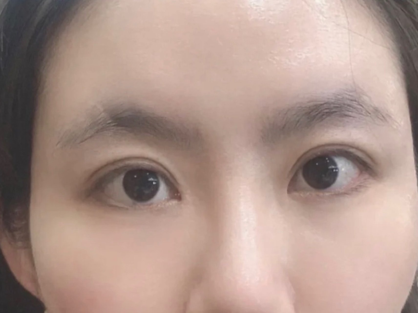 我天生就眉毛稀疏,每次出门都要画眉毛,很麻烦.
