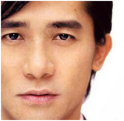 小眼睛,粗眉毛,好像韩国的某位男演员哦!