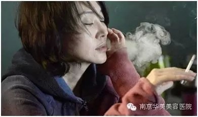 就连话匣子抽烟的样子,许晴也能演绎得入木三分,性感值爆表,令人只