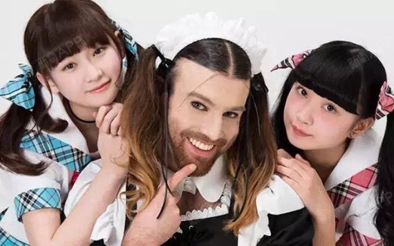 开始在日本发展,去年更与两名17岁的日本美少女组成偶像组合ladybaby