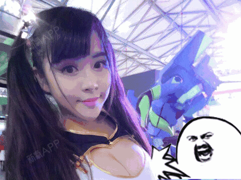 妹子你太拼,为了拍照显胸大,这样都行?