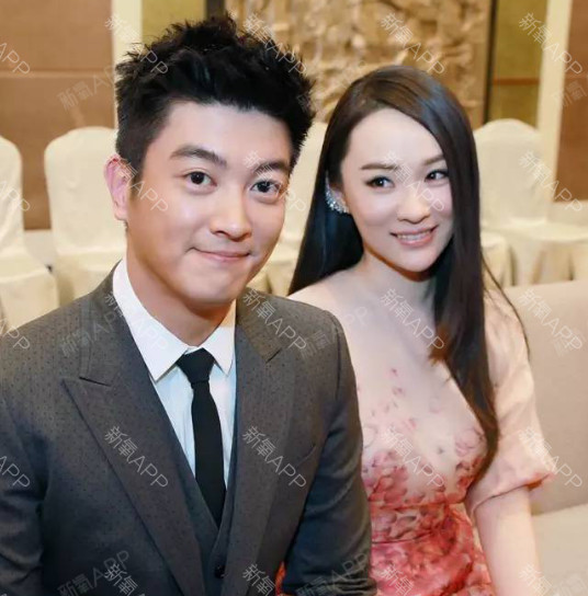 不过霍思燕和杜江都是大大的双眼皮,按理说,嗯哼也应该会继承到