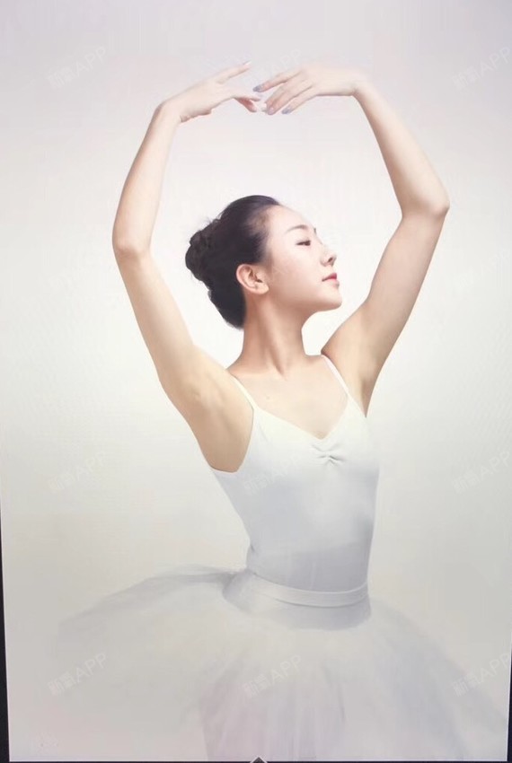 跳芭蕾时拍摄了一组艺术照,po了出来,鼻跟垫的是进口膨体,不晃动,也