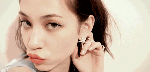 为什么女生拍照都喜欢嘟嘴