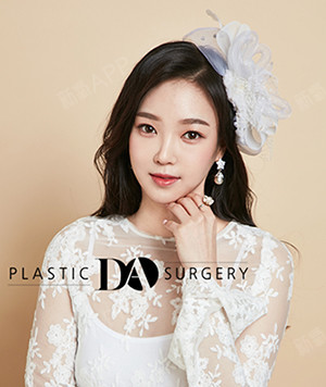 最近,V-line脸型、大眼睛、高挺的鼻子、嘟嘟唇