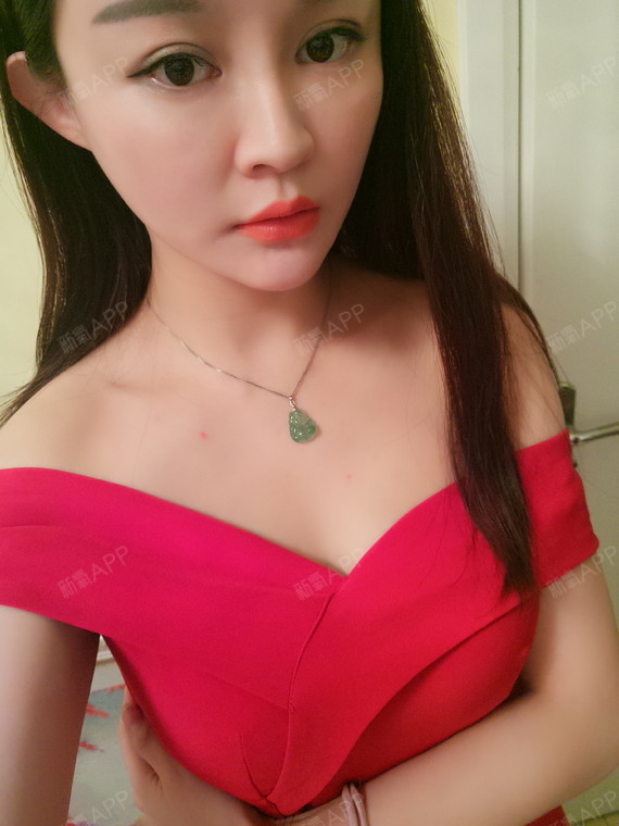 这种低胸装,最看重的就是胸了,你要是没沟那就别穿了,估计穿着都会被