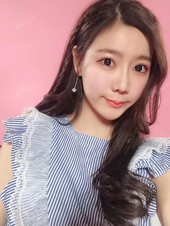 她叫淼淼,是一名美妆博主,虽然五官不错,但是自带老气