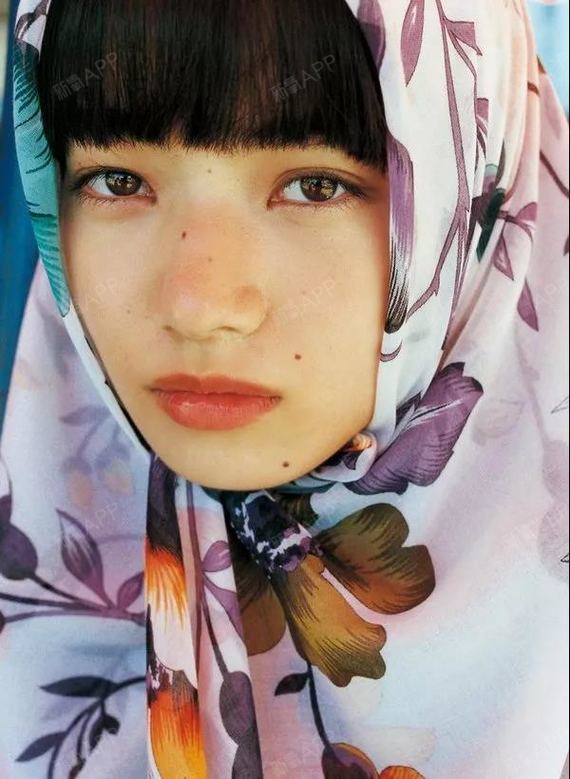 小松菜奈的眼距宽且眼角向下,透着有一种慵懒厌世感,长相很大气.