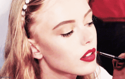 女性性感的标签有很多,丰乳翘臀,小蛮腰,深锁骨,除了