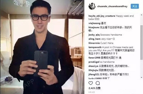 朋友圈已经被这个50岁的帅大叔刷爆了,黑框眼镜 小小络腮胡,些许凌乱