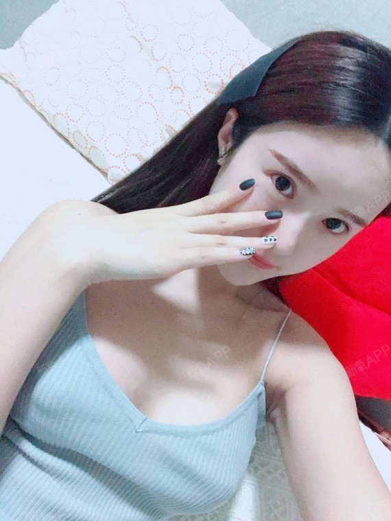 的欲望回家躺着了,我的"战利品"的灰色小吊带超级显白,也超级显胸啦!