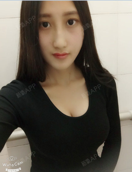 现在穿无钢圈的文胸后能看到很深的事业线.