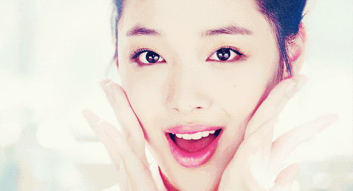 下巴小巧微微上翘   同时,它还必备两个黄金数据:   发际线到眉毛