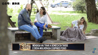 翘臀美女故意走光,戏弄路人情侣,这诱惑换谁都把持不住啊!