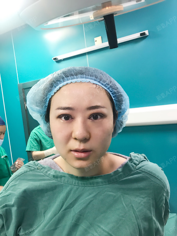巧笑倩兮,美目盼兮.若一个女子,美眸灵动,眼波流转,必是人人爱怜的.