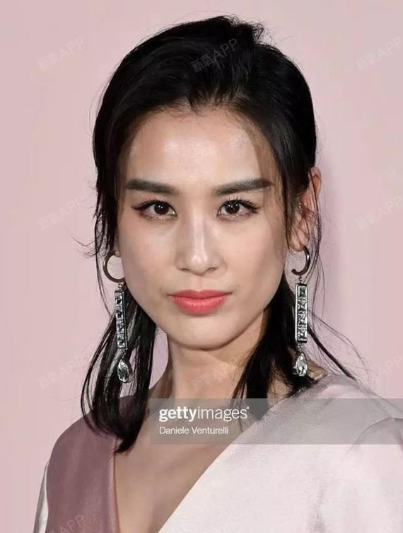 见过削下颌角的,像黄圣依这样把下颌角变方的还是第一