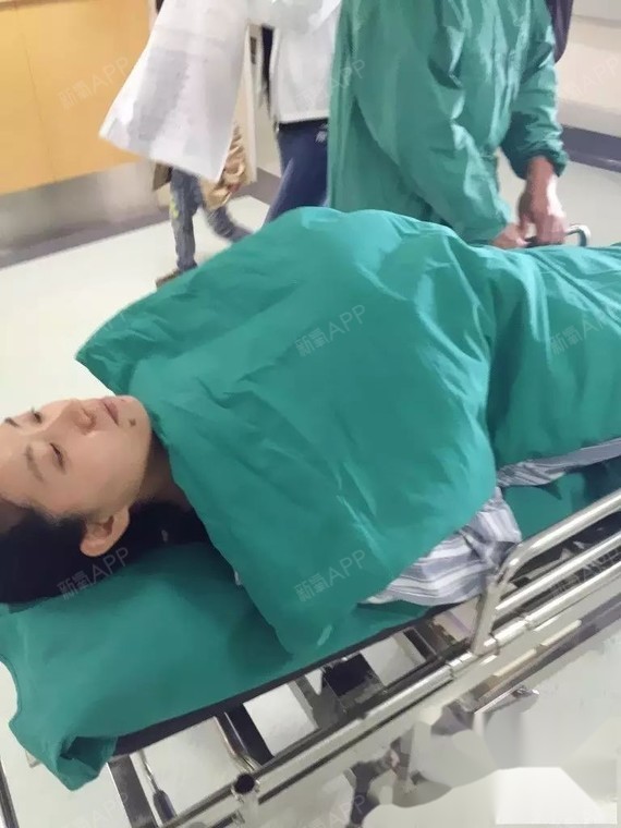 被推往手术室途中 神情很严肃很紧张呀!