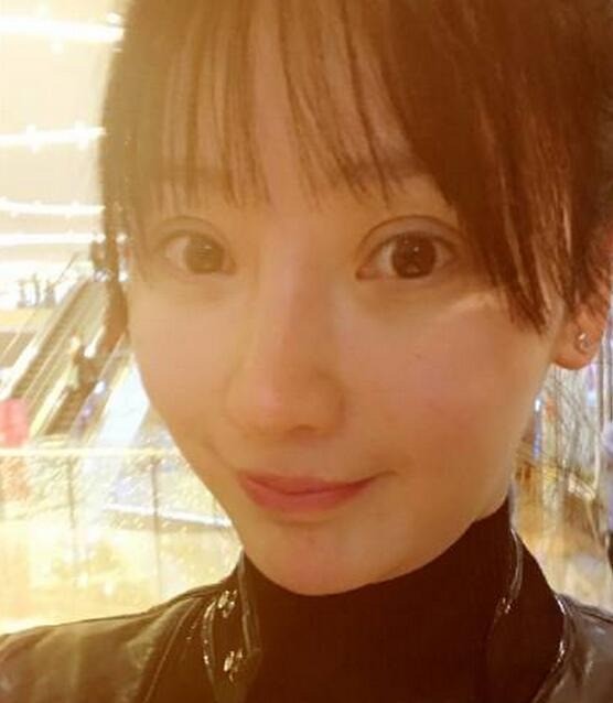 辛芷蕾素颜双眼皮宽如海沟,到底什么样_新氧-专业医美