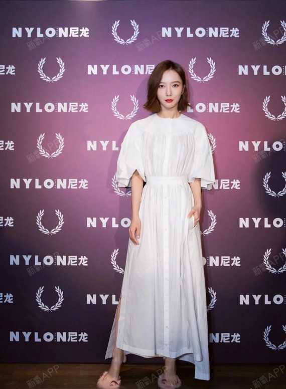 白百何身高171cm,王珞丹身高169cm,她们都有相似的高挑身材