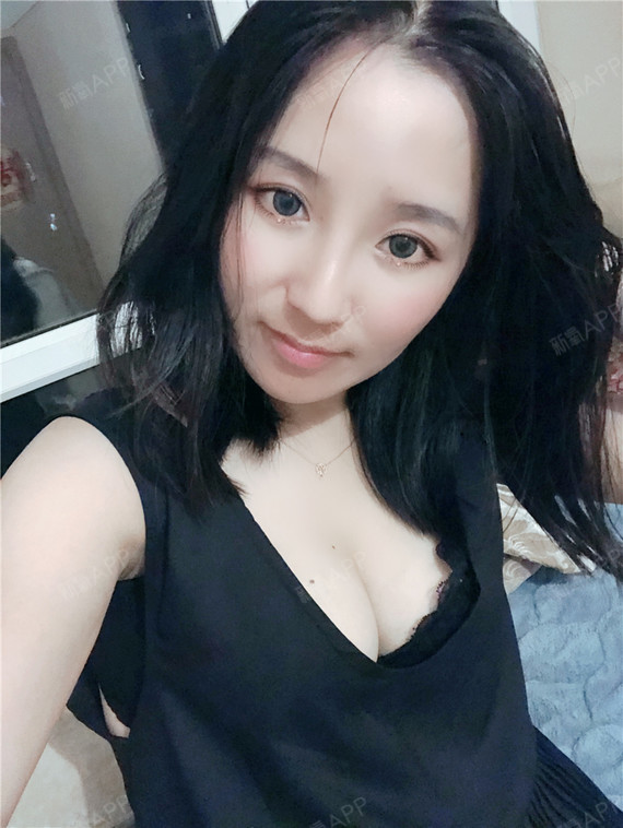 有胸后我发现我的待遇也变得好了,有些男同事都主动帮我拿行李,看来