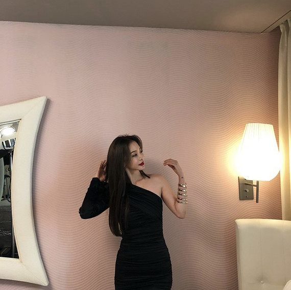 98前几天follow了韩国女星韩艺瑟个人的ins,_圈子