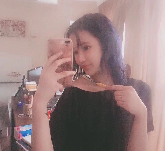 对镜自拍我超美~#早晨起来刷牙洗脸洗头是最美好的事