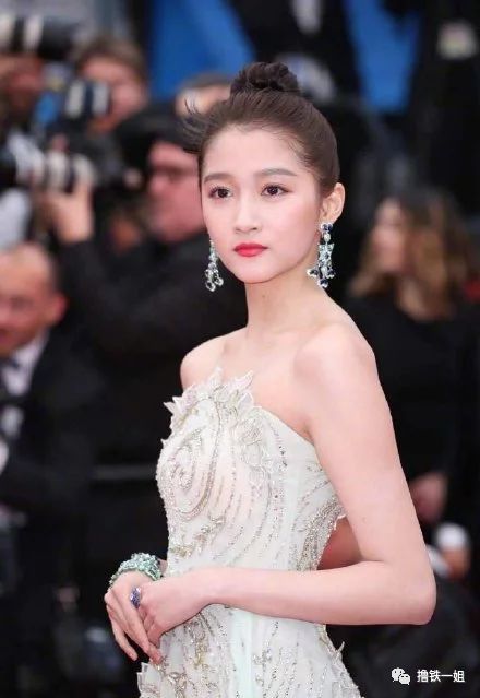 但是还没过多久,就被同框的萧女星碾压了.显得关晓彤又壮腰又粗.