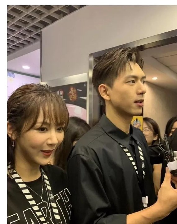 杨紫,李现线下营业撒糖甜到齁,但是生图又被质疑硅胶感?