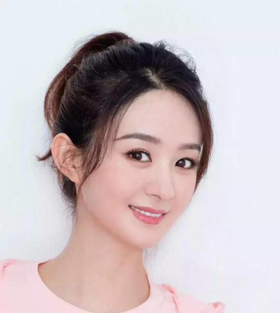 赵丽颖的双眼皮也是典型的新月型,搭配上她天生的小圆脸,童颜美女不是