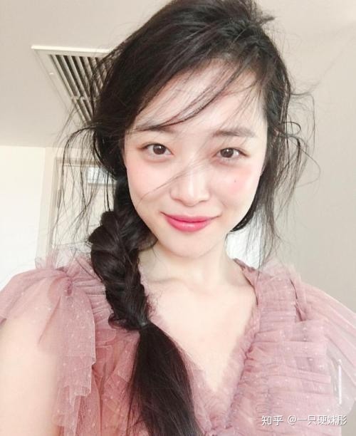 图为崔雪莉,涂了不同色系的口红都给人粉粉嫩嫩的感觉,不仅