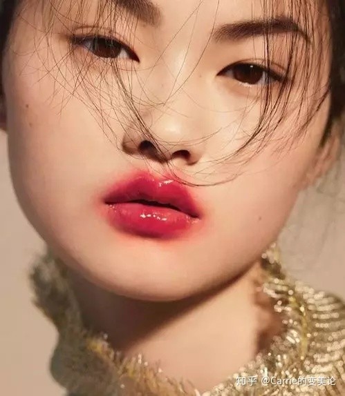 唇妆失去线条好似上火,真的不够日常▼