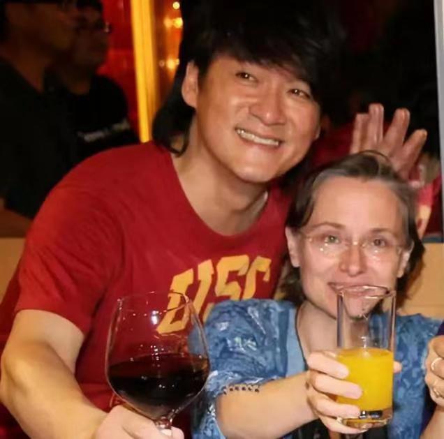 周华健儿子长得像他爸女儿也一言难尽混血脸为啥老得那么快啊