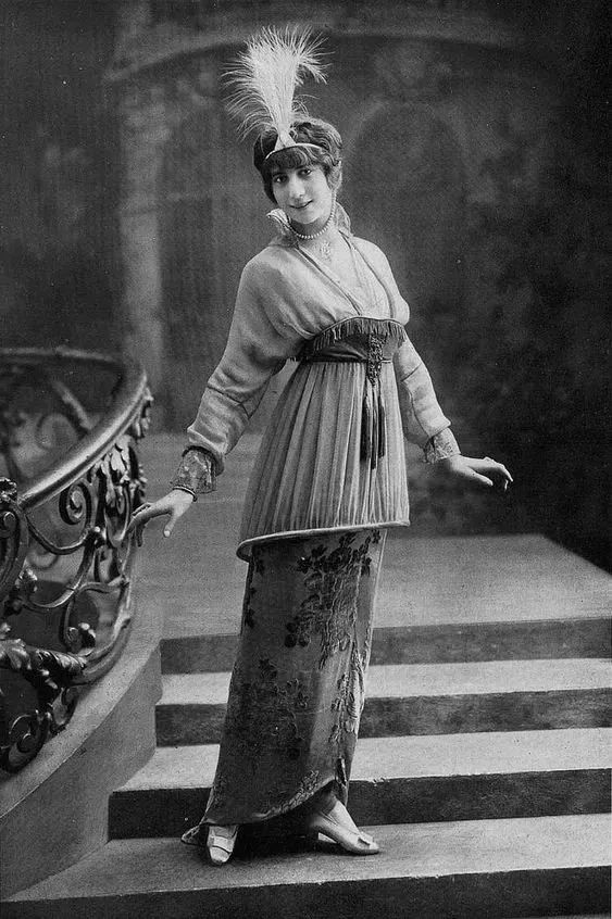 1910 年,保罗·波列设计出风靡巴黎的霍布尔裙,和传统的裙装不同,霍