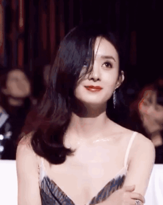 还有这次波光粼粼的锁骨,过于犯规了!