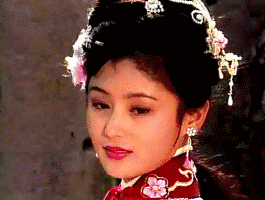 眼中含情,一脸娇嗔又略带无辜,最后眉头微抬楚楚可怜