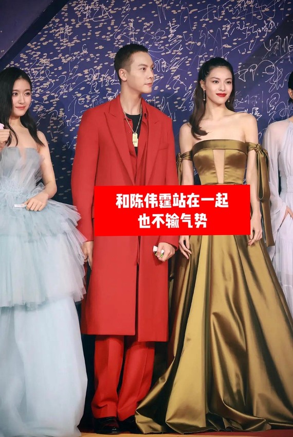 【那么如何拥有仪态的从容感】 - 当你被注视时 很多小动作都会被