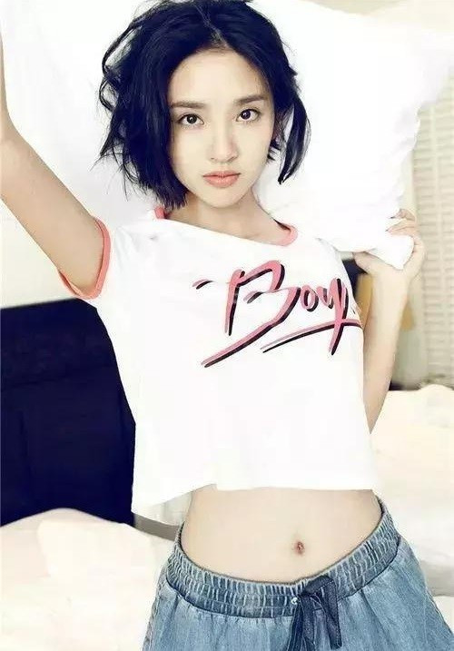 而另外一个女星唐艺昕,经常在微博上晒自己的美照,还一度因为小蛮腰上