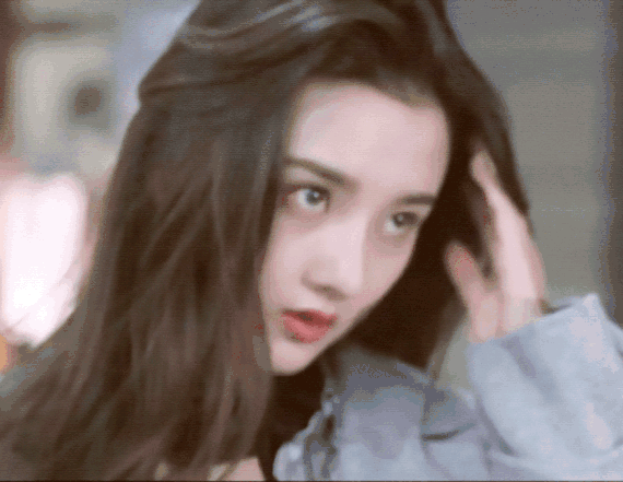 放眼那些浓颜系女星,高鼻梁大眼睛,脸小颜正,出彩的照片都是接近素颜