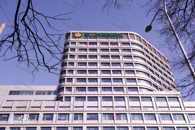 术后头套带几天,脸部有点僵硬,脸还是有点肿,希望