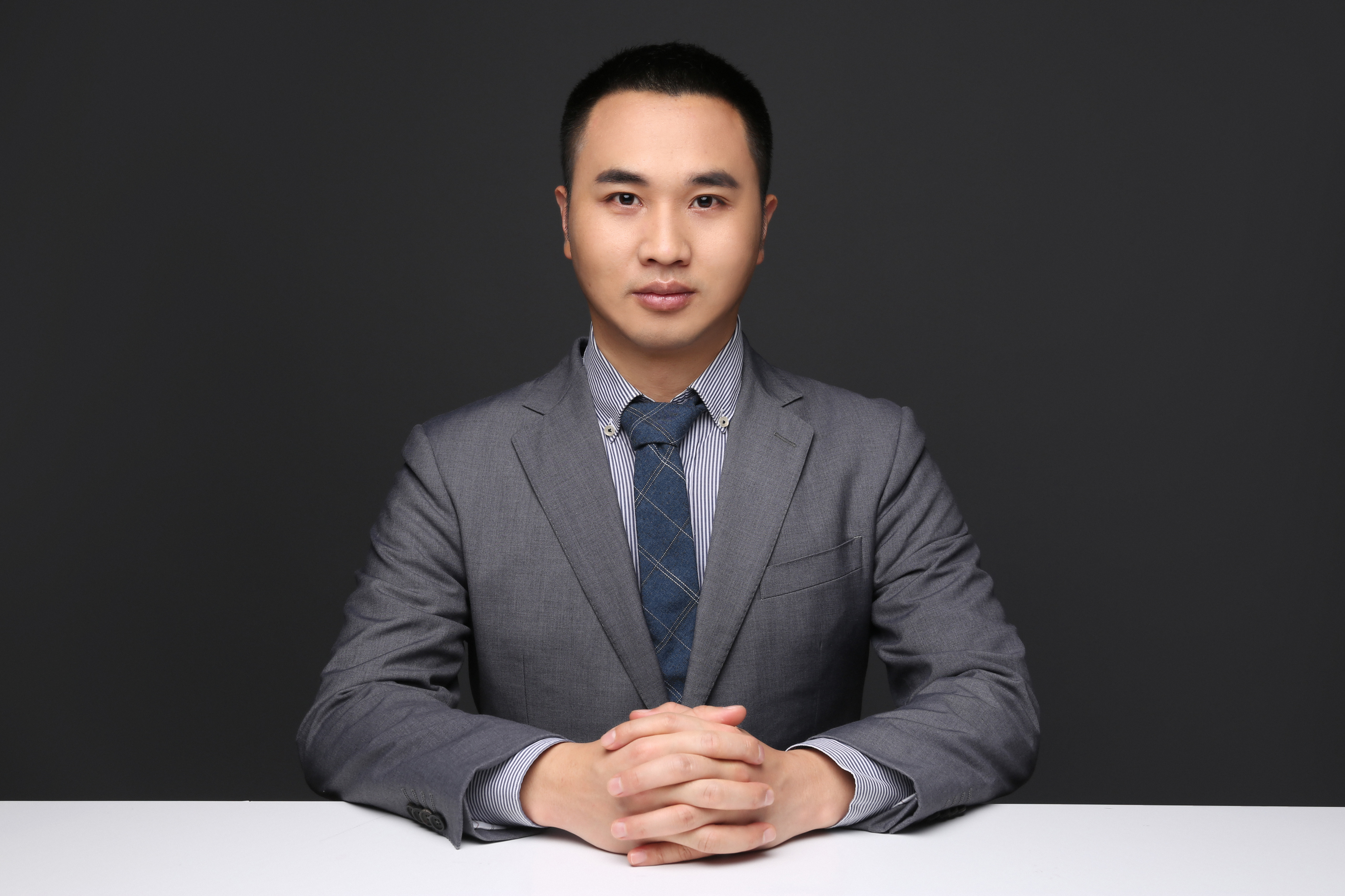 鼻翼也异常的肥大,就赶忙去找医生做修复手术,来上海琥裳面诊龙成云