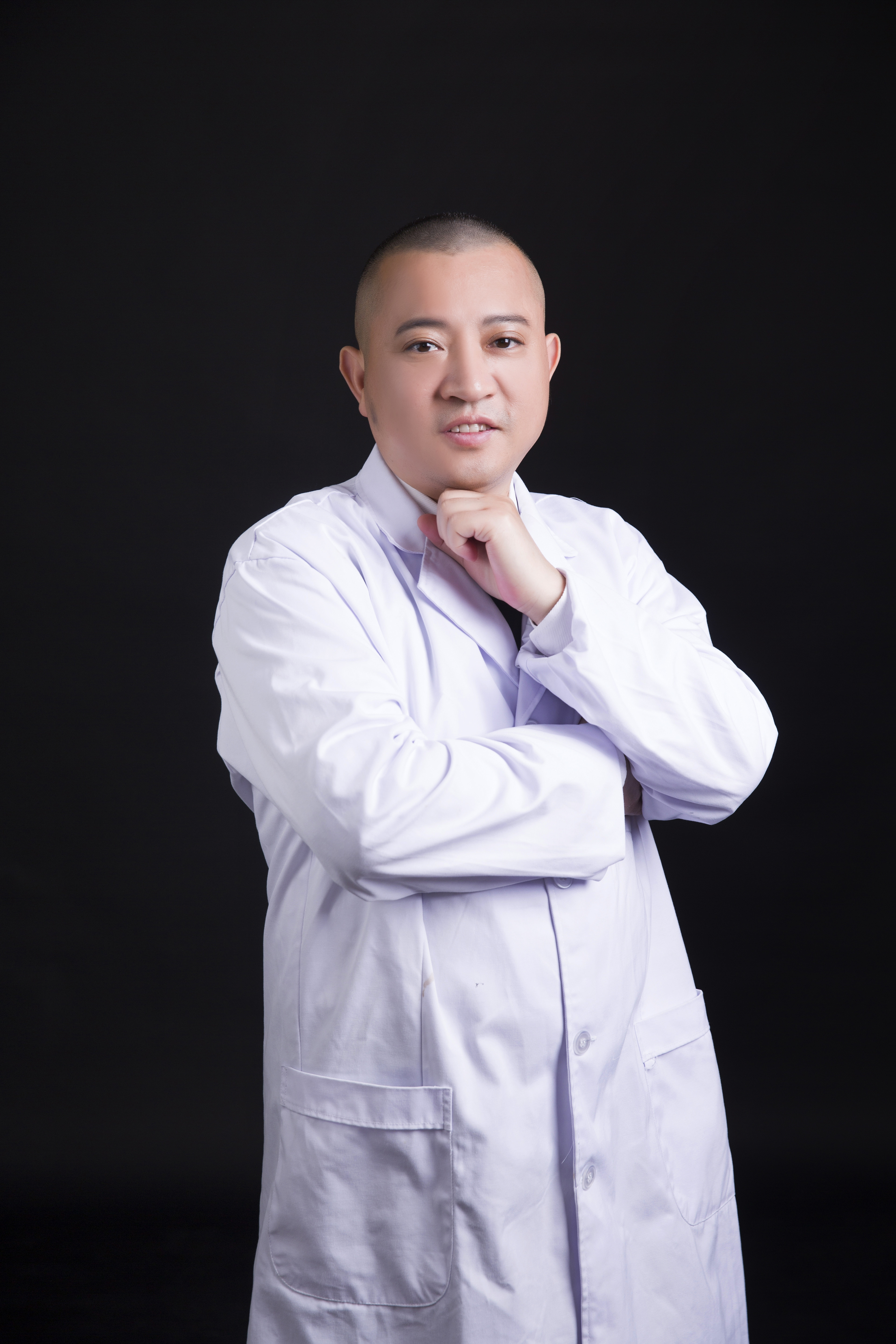 头发太少,每次拍照时都能看到我那光秃秃的小顶