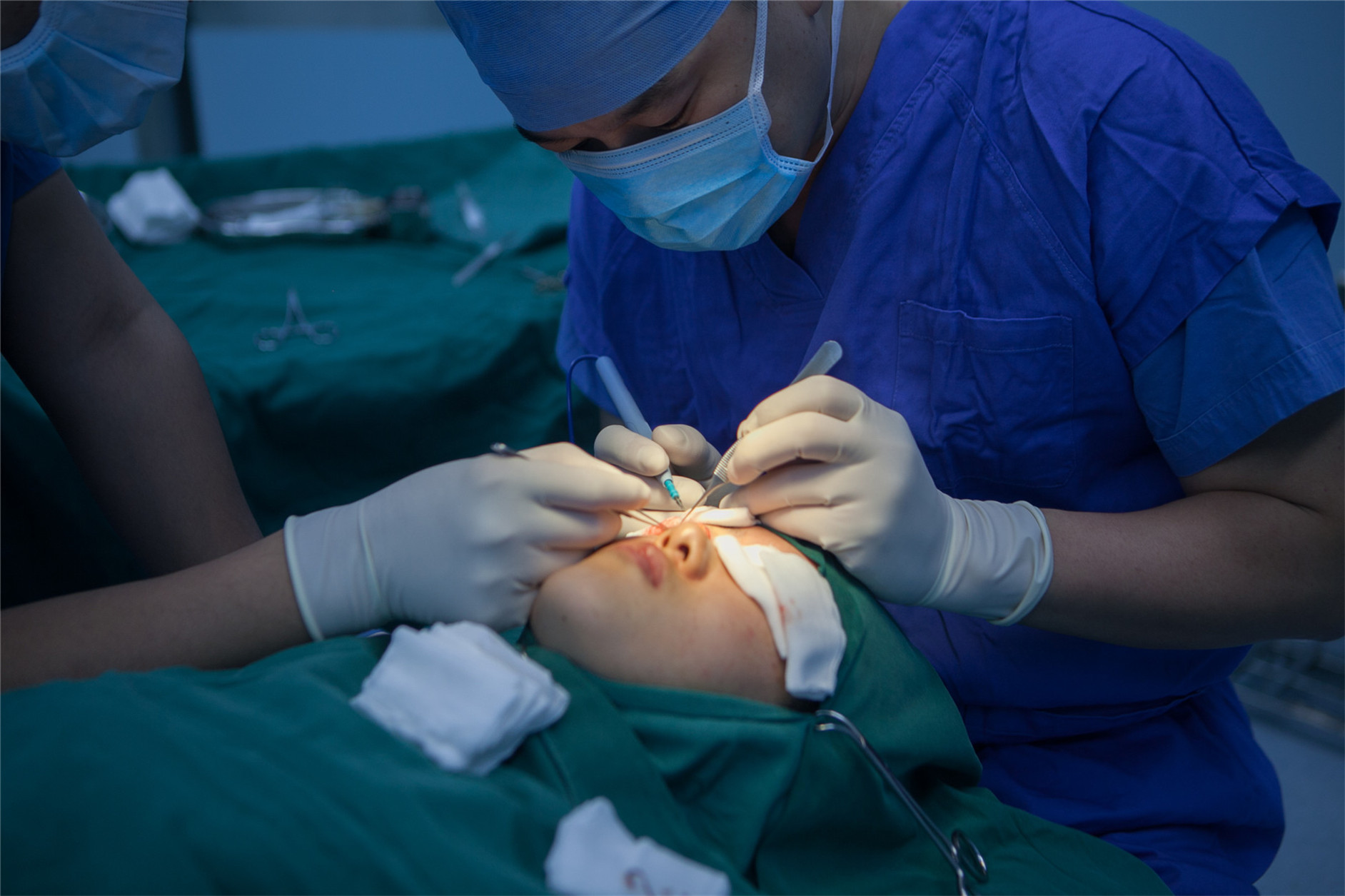 外涂红霉素眼膏包扎固定.一场手术就完成了.